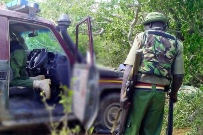 Cette photo prise le 28 novembre 2017 montre un véhicule d'escorte de la police administrative qui a été attaqué par des militants présumés d'Al-Shabaab à Nyongoro, dans le comté de Lamu.
