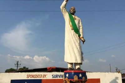 Une statue du président Weah à Clara Town, Monrovia.