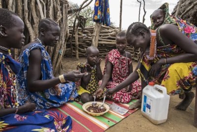 Une famille prend un repas ensemble à Kapoeta, au Soudan du Sud.