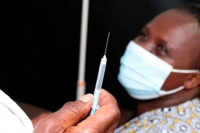 Une infirmière se prépare à administrer un vaccin Covid-19 à un patient au palais de justice de Milimani à Nairobi le 13 septembre 2021.