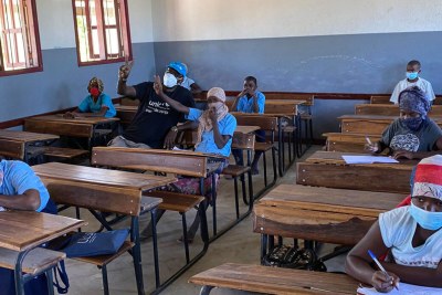 Des jeunes femmes étudient dans une école de la région de Cabo Delgado, au Mozambique, touchée par le conflit.
