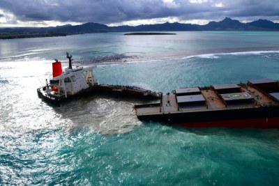 Le vraquier japonais s'est échoué le 25 juillet 2020 sur un récif corallien au sud-est de l'île Maurice, relâchant plus de 1 000 tonnes de fioul dans ses eaux cristallines.