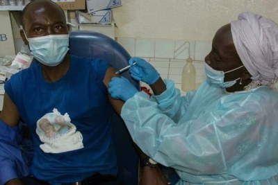 L'un des premiers patients à se faire vacciner contre le coronavirus à l'Institut Pasteur de Bangui, le 20 mai 2021.