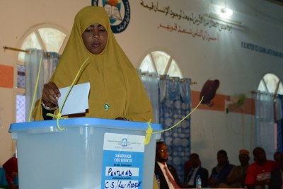 A woman votes in Puntland (file photo).