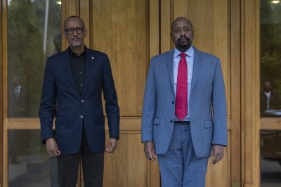 (À gauche) Le président du Rwanda Paul Kagame et le général Muhoozi Kainerugaba (à droite), commandant de l’armée de terre ougandaise et fils ainé de Yoweri Museveni