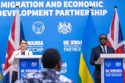 Le ministre rwandais des Affaires étrangères et de la Coopération internationale, le Dr Vincent Biruta, et le ministre de l'Intérieur du Royaume-Uni, Priti Patel, s'adressent aux médias après avoir signé l'accord de cinq ans sur la relocalisation des migrants et des demandeurs d'asile à Kigali le 14 avril 2022.