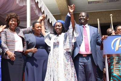 Martha Karua, chef du parti Narc du Kenya, avec le candidat présidentiel Raila Odinga après avoir été nommée candidate à la vice-présidence de l'Alliance Azimio la Umoja One Kenya pour des élections prévues le 9 août.