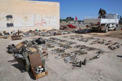 Diverses munitions retrouvées dans la région d'Al-Hira, située à 75 kilomètres au sud de Tripoli, en Libye, étaient étalées sur un terrain avant leur destruction, le 22 juillet 2020. Environ 10 tonnes de munitions et d’engins explosifs ont été retrouvés dans cette région après le retrait des FAAL et de combattants alliés.