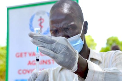 Paul Pitia Alberto, 45 ans, infirmier clinicien à Mangalla, au Soudan du Sud, et chef d'équipe du site de vaccination, prépare soigneusement les piqûres à administrer aux résidents de la zone d'habitation de Mangalla pendant la semaine africaine de la vaccination, la dernière semaine d'avril 2022.(photo d'archives)