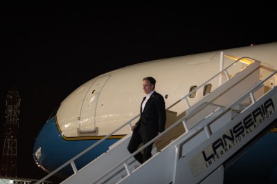 Le secrétaire d'État américain Anthony Blinken arrivant à l'aéroport de Lanseria en Afrique du Sud au lever du soleil le 7 août 2022.
