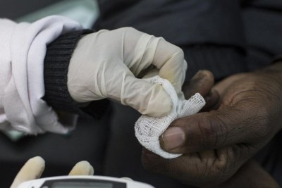 Un responsable de la santé effectuant un test de diabète en Afrique (photo d'archive)
