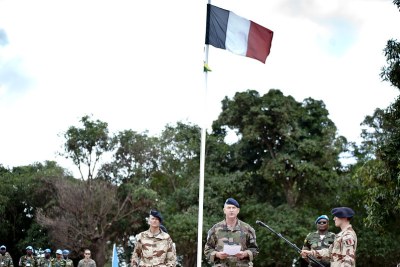 (Illustration) 

Martin Chomu Tumenta, commandant de la Force de la Mission multidimensionnelle intégrée des Nations Unies pour la stabilisation en République centrafricaine (MINUSCA), assiste au passage de l'opération Sangaris à la MINUSCA à Bouar, à 452 km au nord-ouest de Bangui, le 19 septembre 2014.