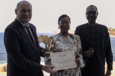 Mme Mariama Ba et Mr Amadou Makhtar Ba décernant le Prix AllAfrica Leadership pour l’Afrique à l’ambassadeur turc, M. Ahmed Kawas.