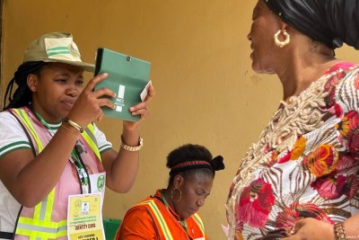 Un fonctionnaire électoral prend une photo d’un électeur à l’élection de 2023 au Nigeria.