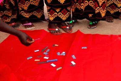 Des circonciseuses remettent des instruments lors d’une cérémonie appelant à la fin des mutilations génitales féminines (MGF) en Gambie (dossier).