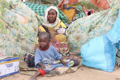 Les réfugiés du Soudan comme cette femme et son fils dans le camp de Borota au Tchad ne savent pas ce que l'avenir leur réserve