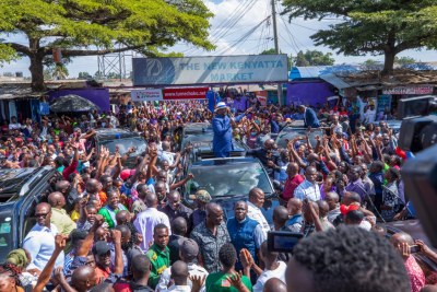 Raila Odinga leader de l'opposition s'adressant à une foule au Kenyatta  Market le 11 juillet 2023.