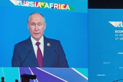 Le président russe Vladimir Poutine prononçant son discours à l'ouverture du Sommet Russie-Afrique qui se tient ces 27 et 28 juillet 2023 à Saint-Pétersbourg