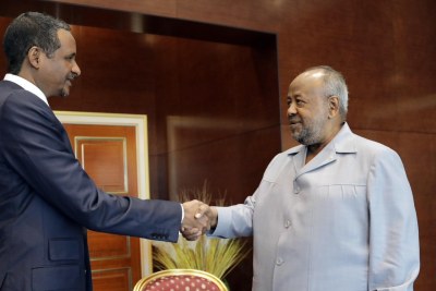 Le président de Djibouti Ismaël Omar Guelleh, reçoit le général Mohamed Hamdane Daglo, chef des Forces paramilitaires de soutien rapide (FSR) soudanaises, au palais présidentiel de la ville de Djibouti