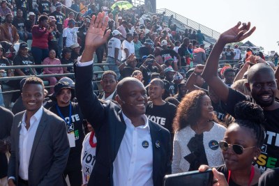 Les dirigeants de Rise Mzansi saluent leurs partisans lors d’un rassemblement. Au centre se trouvent le leader Songezo Zibi, le candidat au poste de Premier ministre du Cap-Occidental Axolile Notywala à gauche et le candidat au poste de Premier ministre du Gauteng Vuyiswa Ramakgopa en veste blanche à droite.
