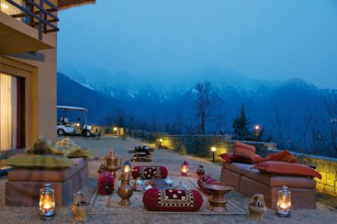 Vivanta by Taj Hotel - A Royal Place to Stay During Srinagar Tour